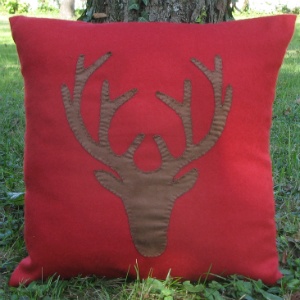 Deer head alpaca cushion, red 