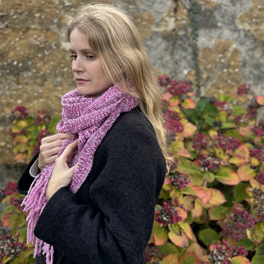 echarpe_alpaga_tissee_main_rose_2