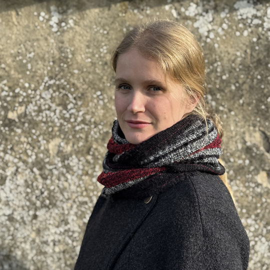 snood_alpaga_tisse_main_noir_rouge1